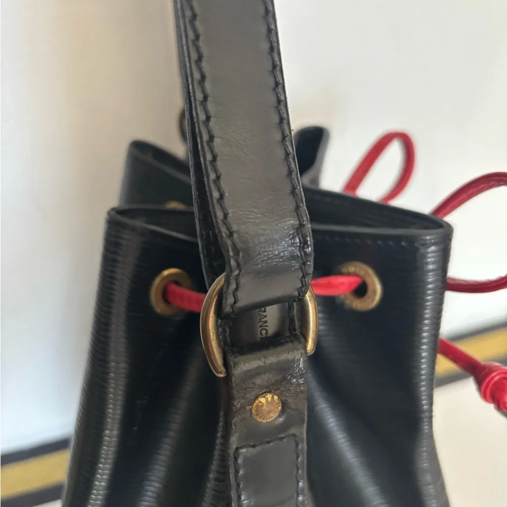 Authentic Louis Vuitton Black epi leather Noe bucket bag